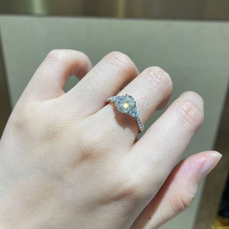 三石款蛋形Women's RingS925银镀白金定制选款主石Moissanite1.5ct/副石高碳钻